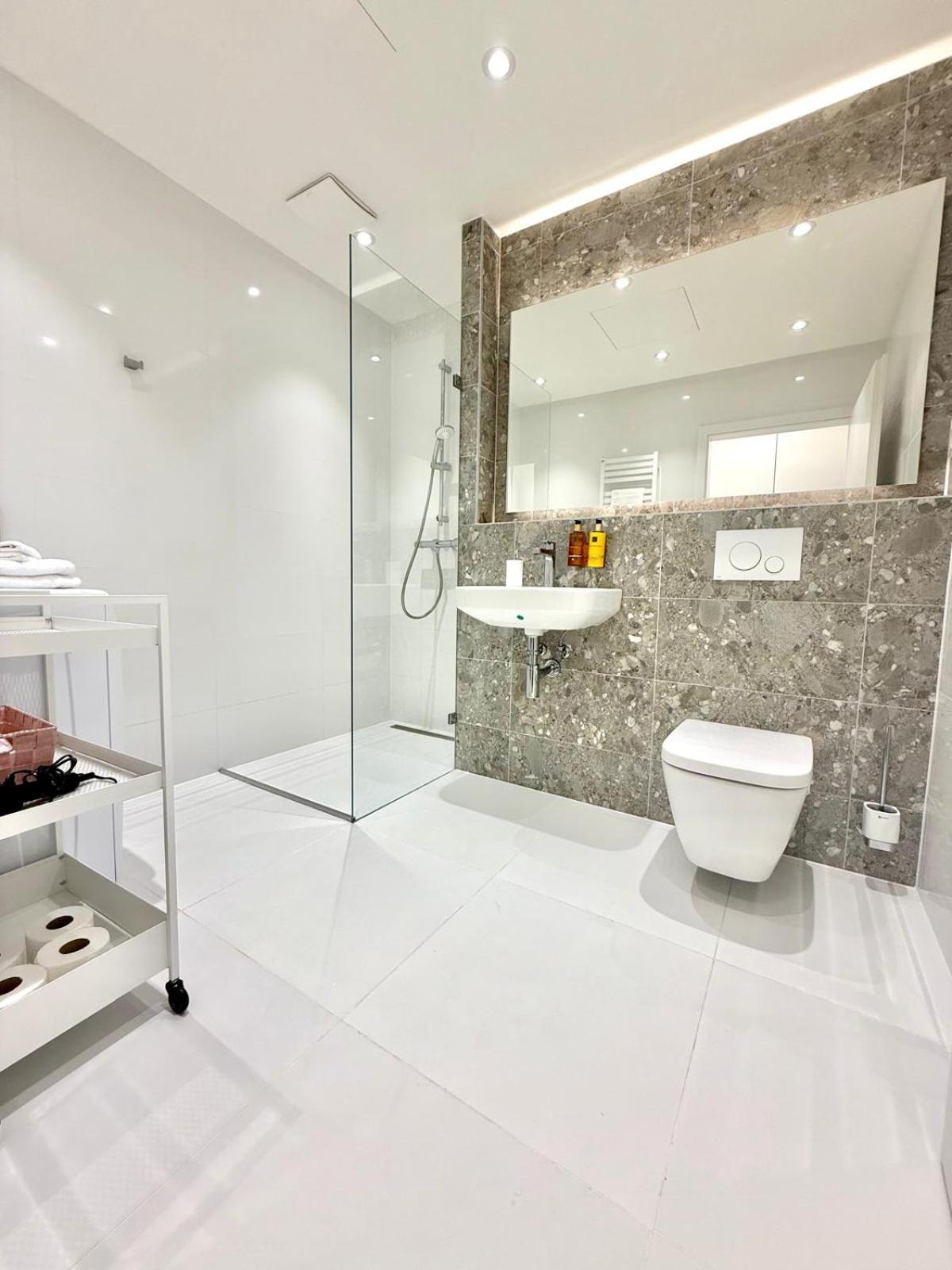 City Relax Apartments With Free Parking, 10 Mins Walk To City Centre Бърно Екстериор снимка